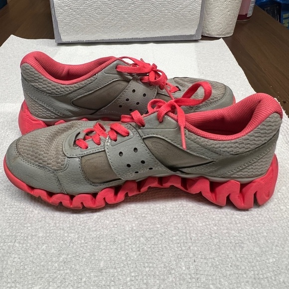 Womens sz US 8 REEBOK Zigtech Shark 3D Fuse Frame Running Shoes - Picture 7 of 11